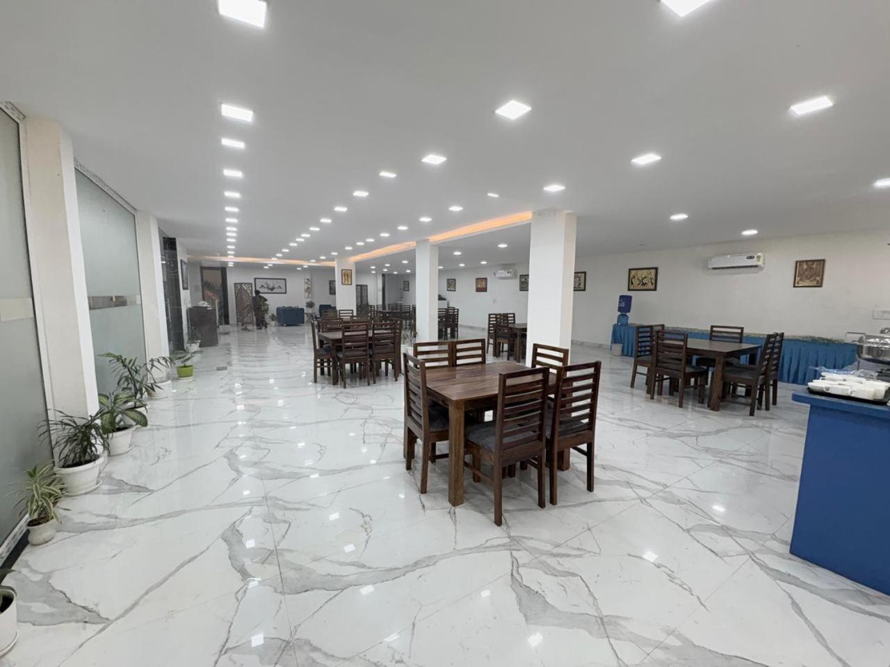 Pacific Inn Eco Central グルガウン エクステリア 写真